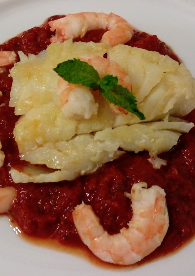 Una foto de Bacalao y langostinos a la plancha con crema de tomate con albahaca