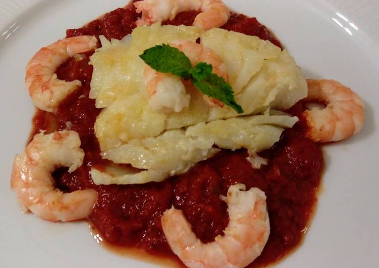 Bacalao y langostinos a la plancha con crema de tomate con albahaca