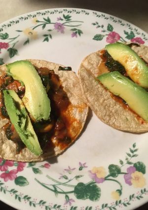 Una foto de Tacos de champiñones en salsa roja