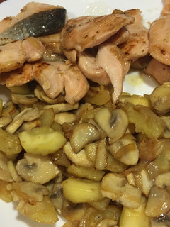 Una foto de Verduras y salmón