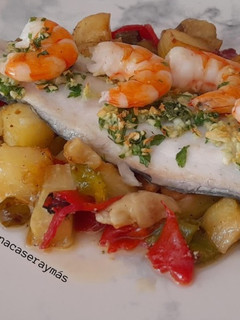 Una foto de Lubina al ajillo con salteado de verduras