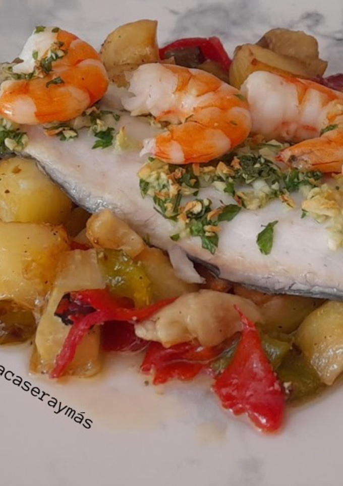 Una foto de Lubina al ajillo con salteado de verduras