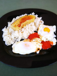 Una foto de Arroz salteado con huevo campero y plátano