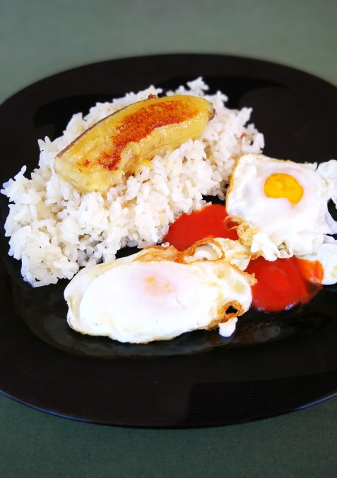 Una foto de Arroz salteado con huevo campero y plátano