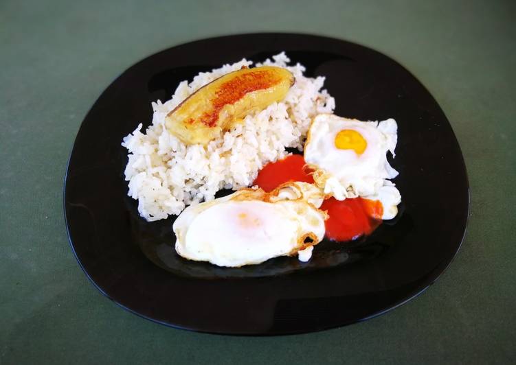 Arroz salteado con huevo campero y plátano