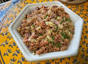 Une photo de Torsades rouges au lard, petits pois et Boursin®️