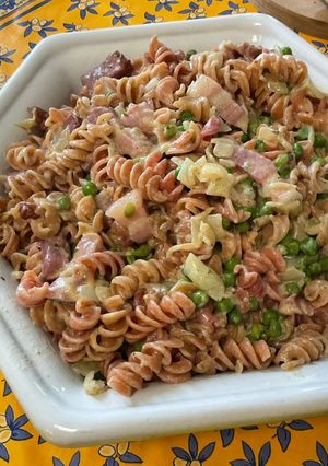 Une photo de Torsades rouges au lard, petits pois et Boursin®️