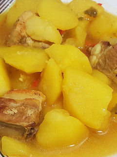 Una foto de Estofado de patatas y costillas de cerdo