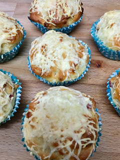 Una foto de Muffins de queso y bacon receta fácil