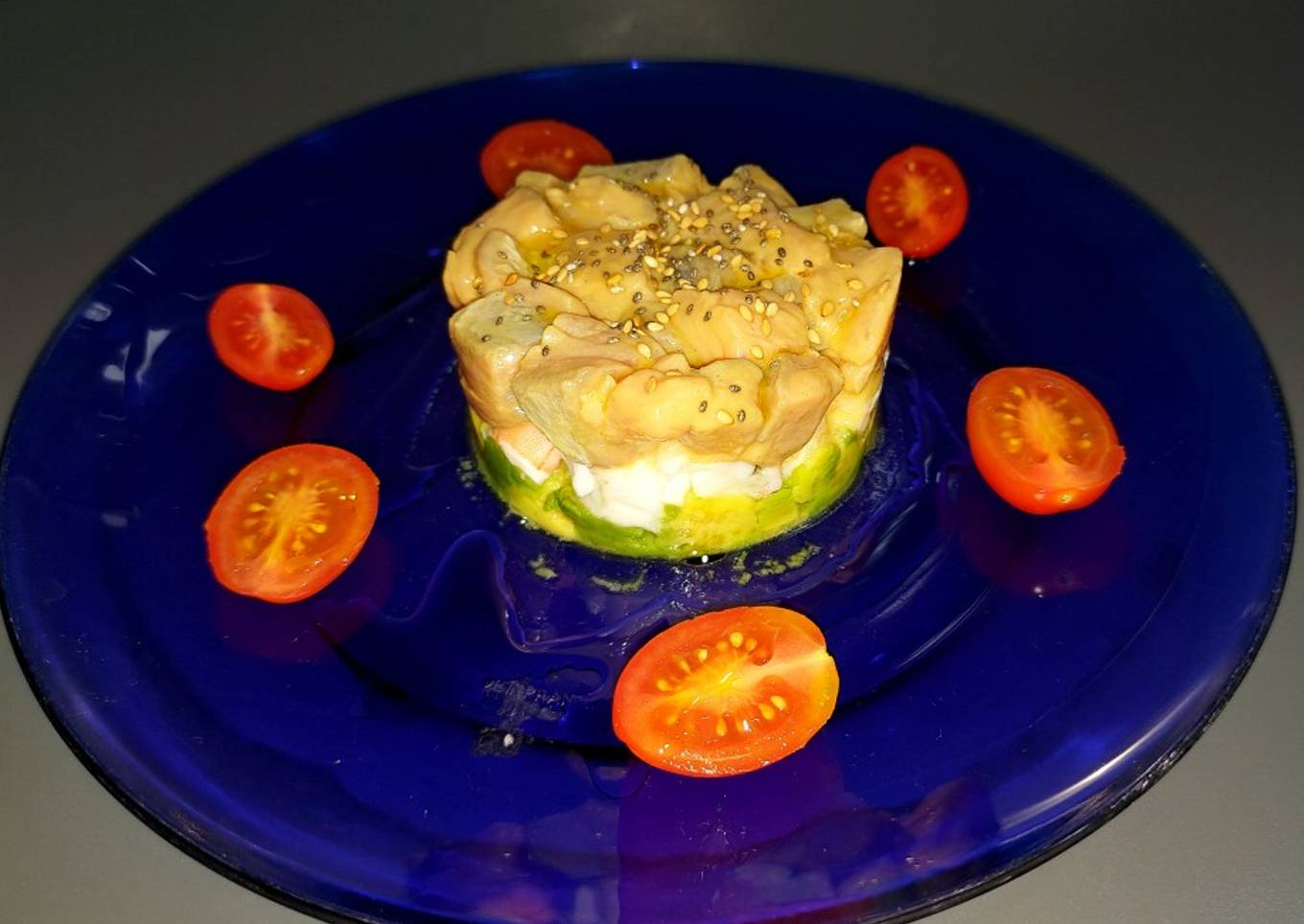 Tartar de salm贸n, langostinos y aguacate 馃