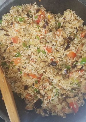 Una foto de Arroz con berenjena y verduras