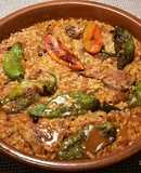 Cazuela de arroz, con chuletas de cordero y pimientos fritos