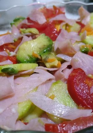 Una foto de Ensalada veraniega: Pepino, tomate, palta, zanahoria y jamón