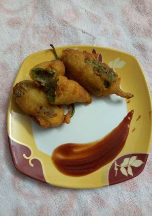 A picture of Stuffed Mirch pakodas.