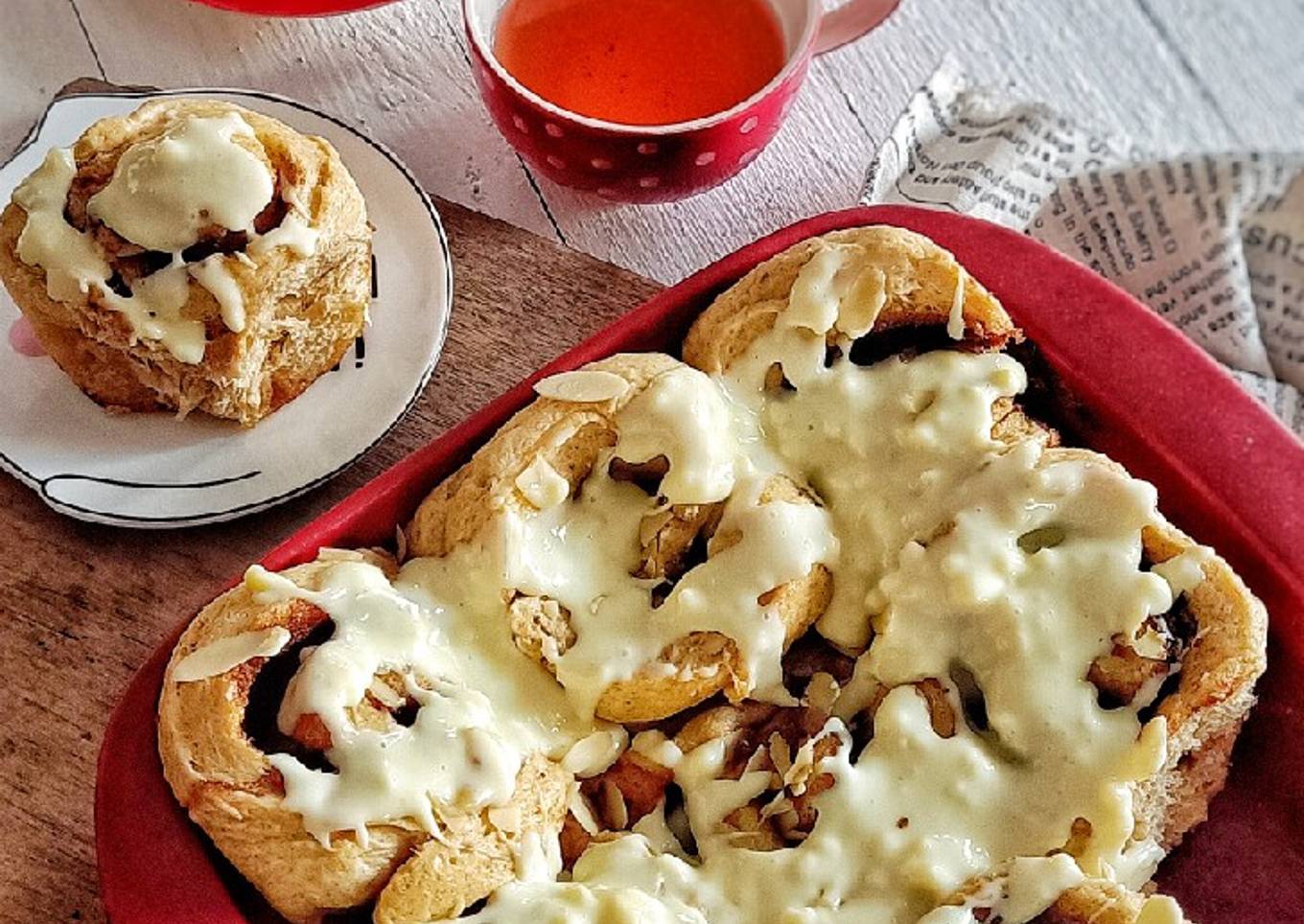 Cinnamon Rolls with Cream Cheese Frosting ������