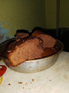 Una foto de Bizcochuelo de chocolate esponjoso y húmedo