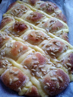 Una foto de Coca de brioche con crema y piñones