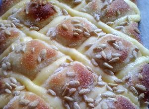 Foto principal de Coca de brioche con crema y piñones