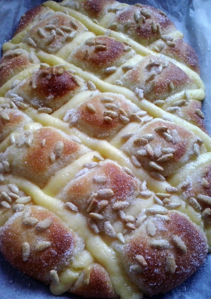 Una foto de Coca de brioche con crema y piñones