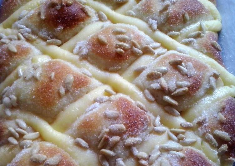 Coca de brioche con crema y piñones