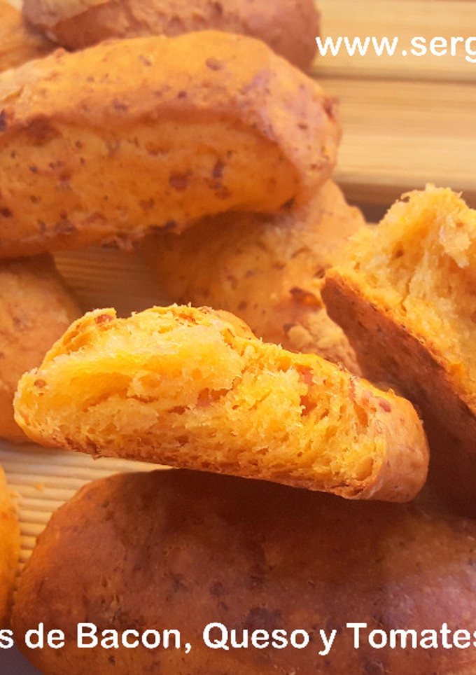 Una foto de Panecillos de bacon, queso y tomates secos