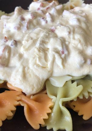 Una foto de Pajaritas vegetales con salsa Philadelphia
