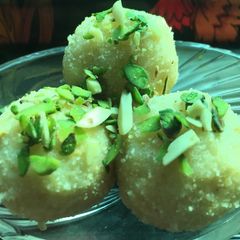 A picture of Rava laddu.