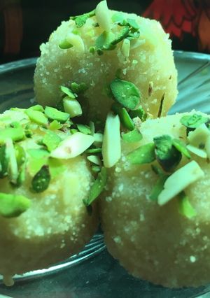 A picture of Rava laddu.