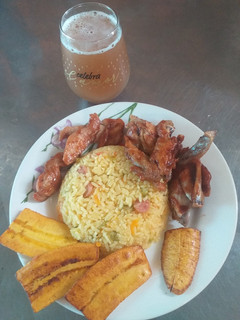 Una foto de Arroz con verduras acompañado de alas BBQ con maduro frito