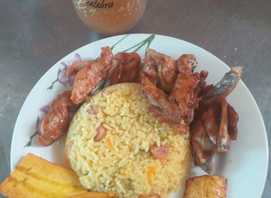 Una foto de Arroz con verduras acompañado de alas BBQ con maduro frito