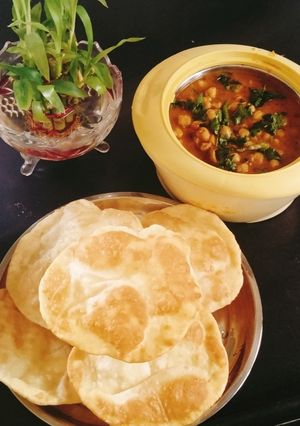 A picture of Singhare ki poori (singhare aata ki puri/ water chestnut flour).