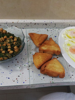 Una foto de Espinacas con garbanzos y huevos fritos