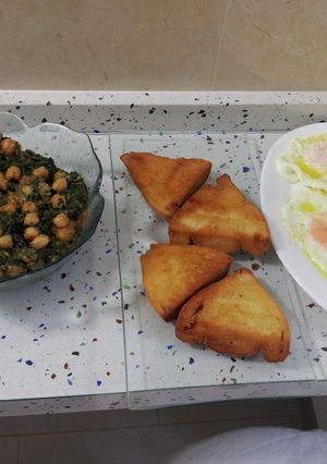 Foto principal de Espinacas con garbanzos y huevos fritos