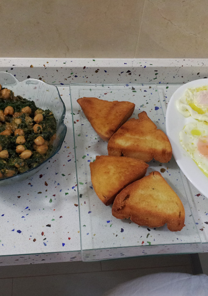 Una foto de Espinacas con garbanzos y huevos fritos