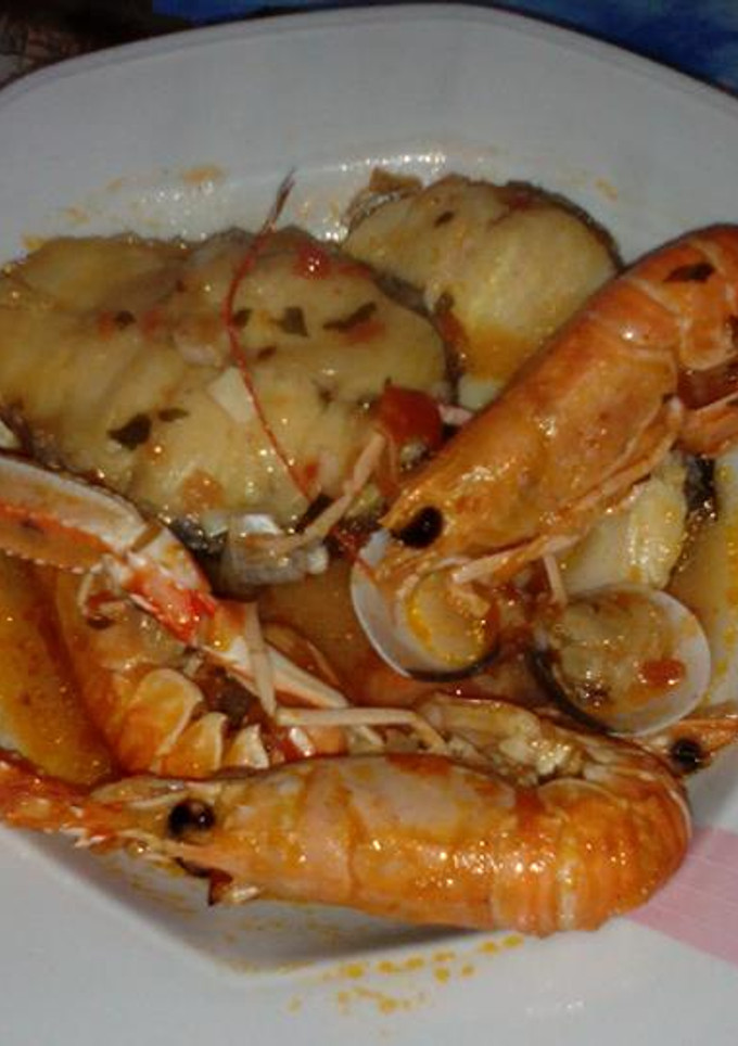 Una foto de Zarzuela de pescado y mariscos