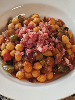 Una foto de Garbanzos con pisto y jamón