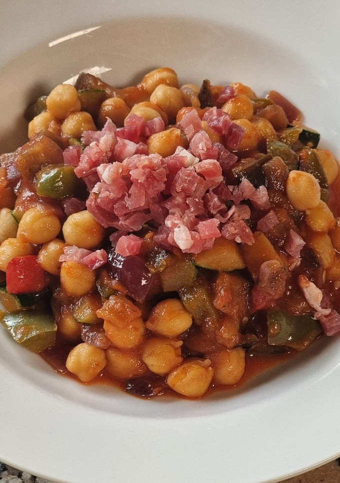 Una foto de Garbanzos con pisto y jamón