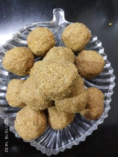 डींकाचे लाडू (dinkache laddu reciep in marathi) रेसिपी चे मुख्य फोटो