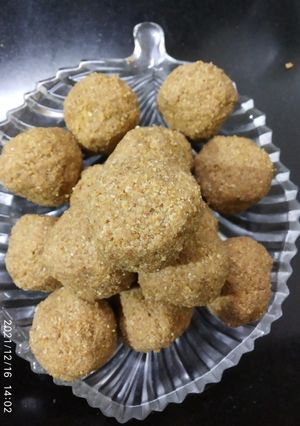 डींकाचे लाडू (dinkache laddu reciep in marathi) रेसिपी चे मुख्य फोटो 