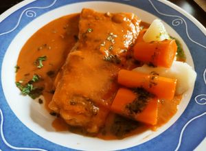 Una foto de Merluza en Salsa Marinera Con Patatitas y Zanahorias Hervidas Aliñadas en Aceite de Albahaca