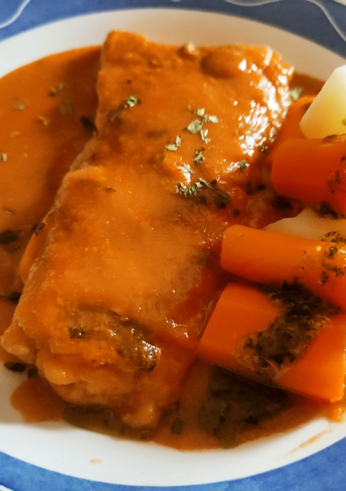 Una foto de Merluza en Salsa Marinera Con Patatitas y Zanahorias Hervidas Aliñadas en Aceite de Albahaca