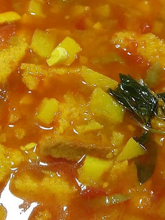 Una foto de Sopa de tomate con patatas