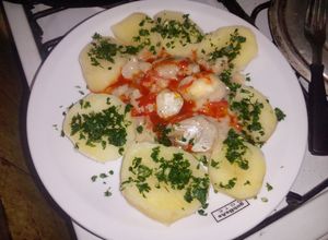 Una foto de Cachetes de pollo de mar en salsa