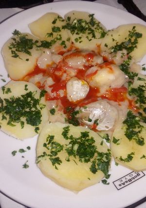Una foto de Cachetes de pollo de mar en salsa