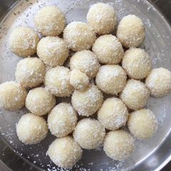 A picture of COCONUT Ladoo.