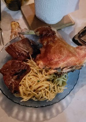 Una foto de Asado Americano, pollo, fideo alpesto