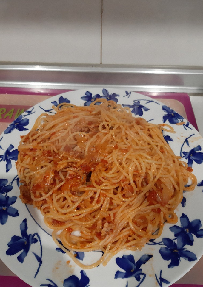 Una foto de Espagueti con atún encebollados