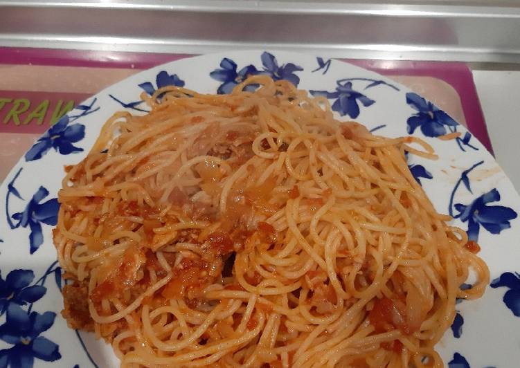 Espagueti con atún encebollados