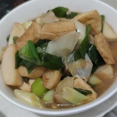 A picture of Leeks with tofu and fish cake.