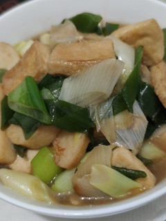 A picture of Leeks with tofu and fish cake.